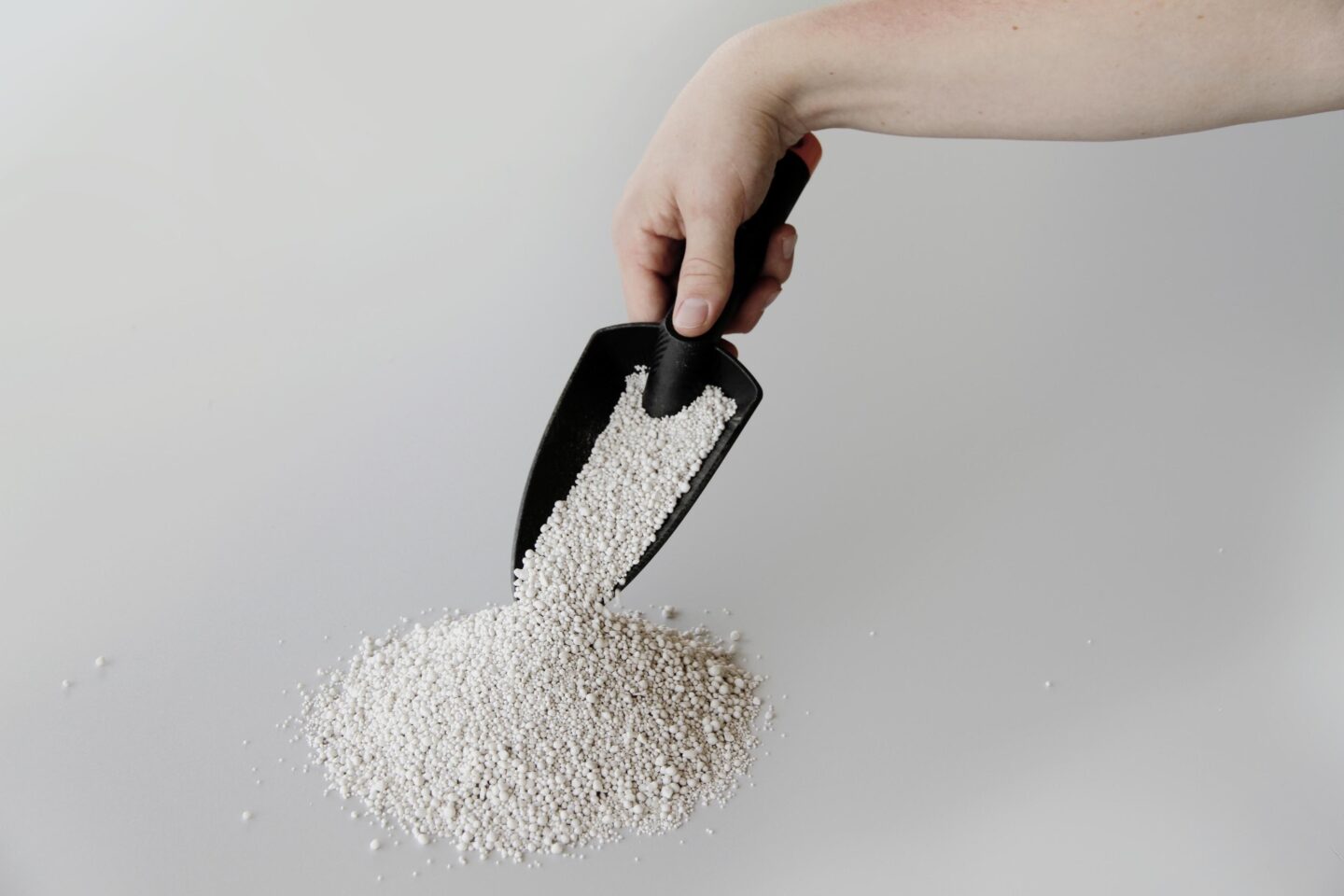 11204 02 blaehglasgranulat anwendung hand mit schaufel