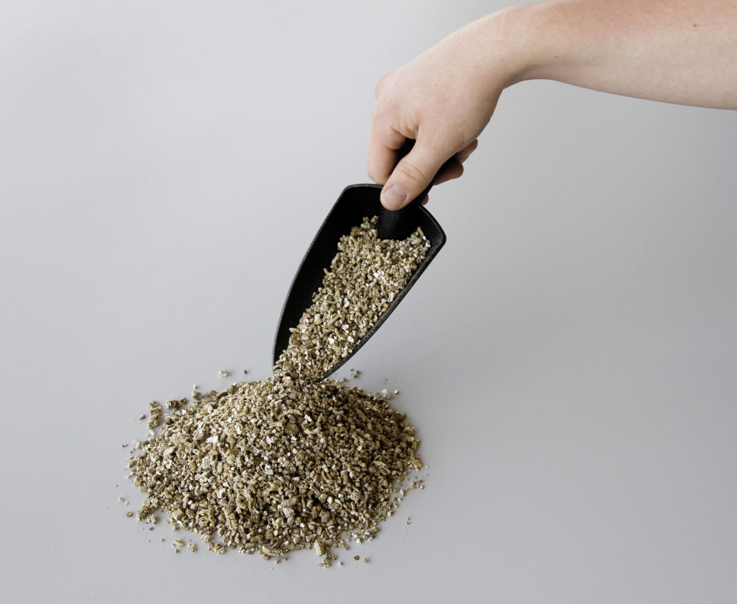 11205 04 vermiculite anwendung hand mit schaufel